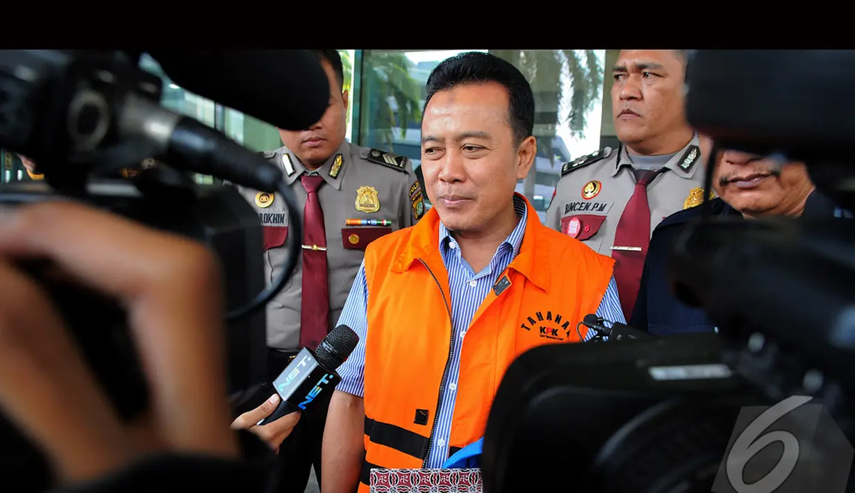 Bupati Karawang, Ade Swara, merampungkan pemeriksaan tersangka di KPK, Rabu (13/8/2014) (Liputan6.com/Faisal R Syam)