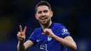 Jorginho. Gelandang Italia berusia 30 tahun yang kini memasuki musim keempat bersama Chelsea ini mampu menjadi top skor Chelsea di musim 2020/2021. Ia mampu mencetak 7 gol dan 1 assist dari 28 laga di Liga Inggris di musim tersebut. (AFP/Pool/Catherine Ivill)
