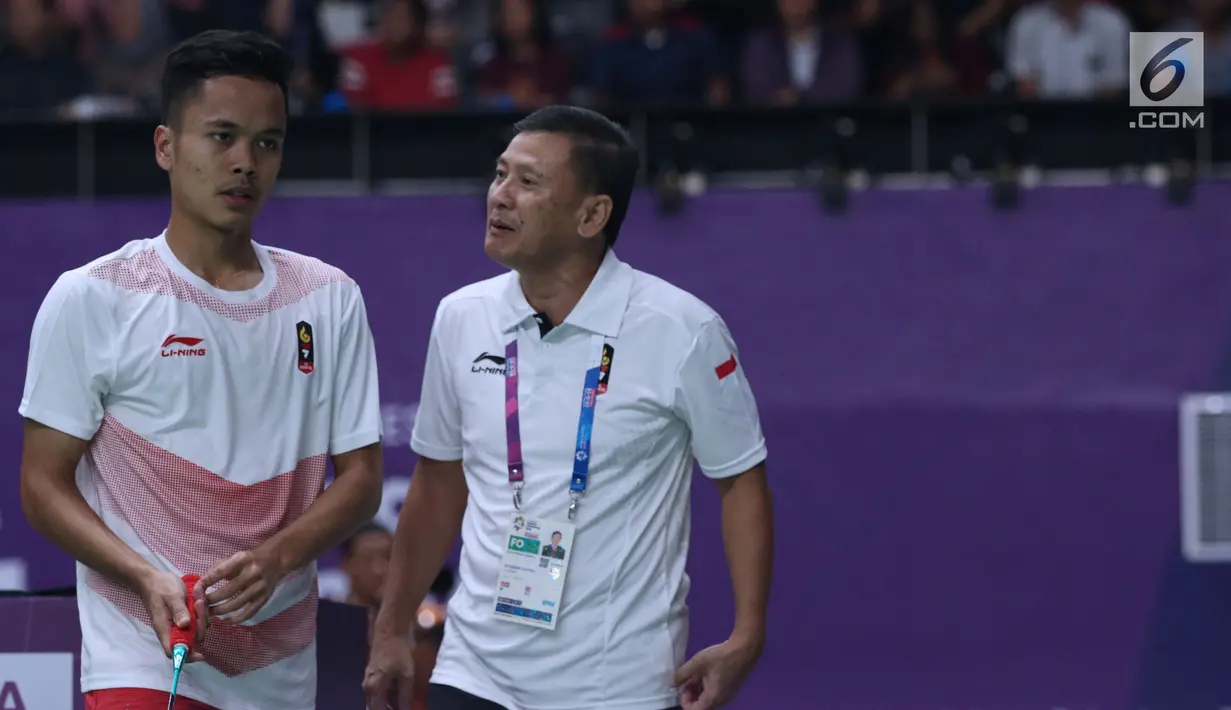 Tunggal putra Indonesia, Anthony Sinisuka Ginting menerima arahan pelatih saat melawan pemain Jepang, Kento Momota pada semifinal Bulutangkis Beregu Putra Asian Games 2018 di Jakarta, Selasa (21/8). (Liputan6.com/Helmi Fithriansyah)