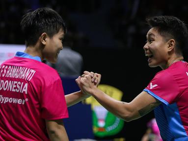 Setelah meloloskan 3 wakilnya ke babak 16 besar pada sesi pagi hingga sore di hari kedua Turnamen Bulu Tangkis East Ventures Indonesia Open 2022 di Istora Senayan, Jakarta, Rabu (15/6/2022), Indonesia kembali menambah 4 wakilnya usai mengalahkan lawan-lawannya di sesi sore hingga malam. Salah satunya adalah ganda putri Apriyani Rahayu/Siti Fadia Silva Ramadhanti yang menggusur ganda kuat Jepang unggulan ke-5, Mayu Matsumoto/Wakana Nagahara. (Bola.com/Bagaskara Lazuardi)