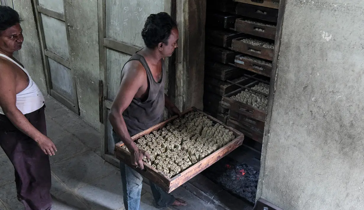 Pekerja mengeringkan rokok linting atau beedi ke dalam tungku di sebuah pabrik di Nizamabad, India, 10 Oktober 2019. Saat ini penggemar beedi di India sudah mencapai 70 juta orang. (NOAH SEELAM/AFP)