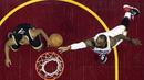 Aksi LeBron James (kanan) memasukan bola melewati adangan pemain Toronto Raptors, Kyle Lowry pada Game 2 pada semifinal Eastern Conference NBA basketball playoff series di Quicken Loans Arena, (3/5/2017). Cavs menang 125-103. (AP/Tony Dejak)