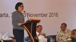 Menteri Keuangan, Sri Mulyani memberikan pemaparan dalam rapat koordinasi di Jakarta, Senin (21/11). Rakor bersama sejumlah kementerian/lembaga itu membahas mengenai pemulihan aset hasil tindak pidana korupsi (Tipikor). (Liputan6.com/Angga Yuniar)
