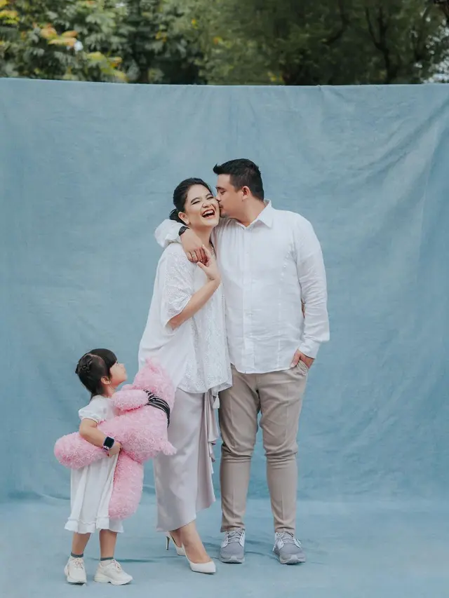 6 Potret Kahiyang Ayu dan Suami Rayakan Anniversary ke-4, Ajak Anak Pemotretan