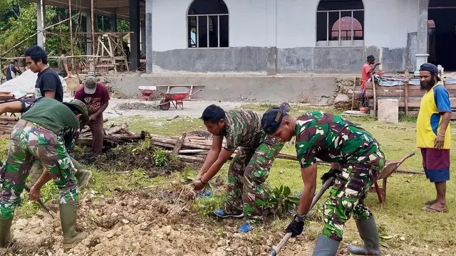 Anggota TNI ikut terlibat dalam kegiatan gotong royong pembangunan gereja bersama masyarakat pasca teror yang dilakukan Organisasi Papua Merdeka (OPM) pimpinan Egianus Kogoya (Istimewa)