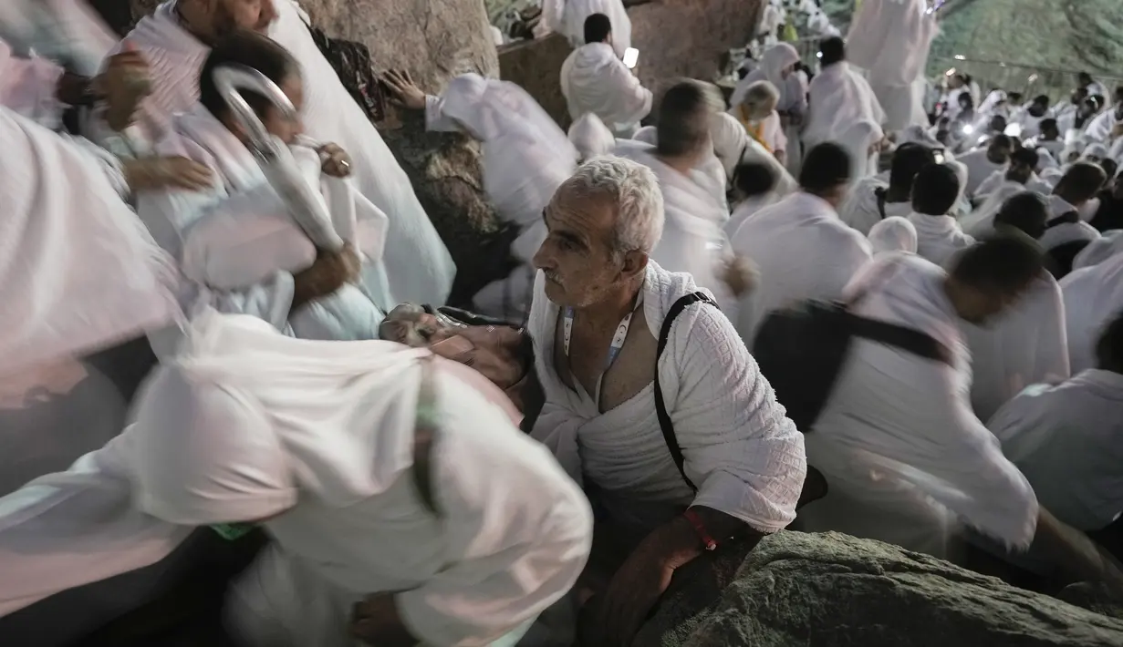 Menjelang ibadah wukuh, jemaah haji mulai memadati Padang Arafah, termasuk Jabal Rahmah. (AP Photo/Amr Nabil)