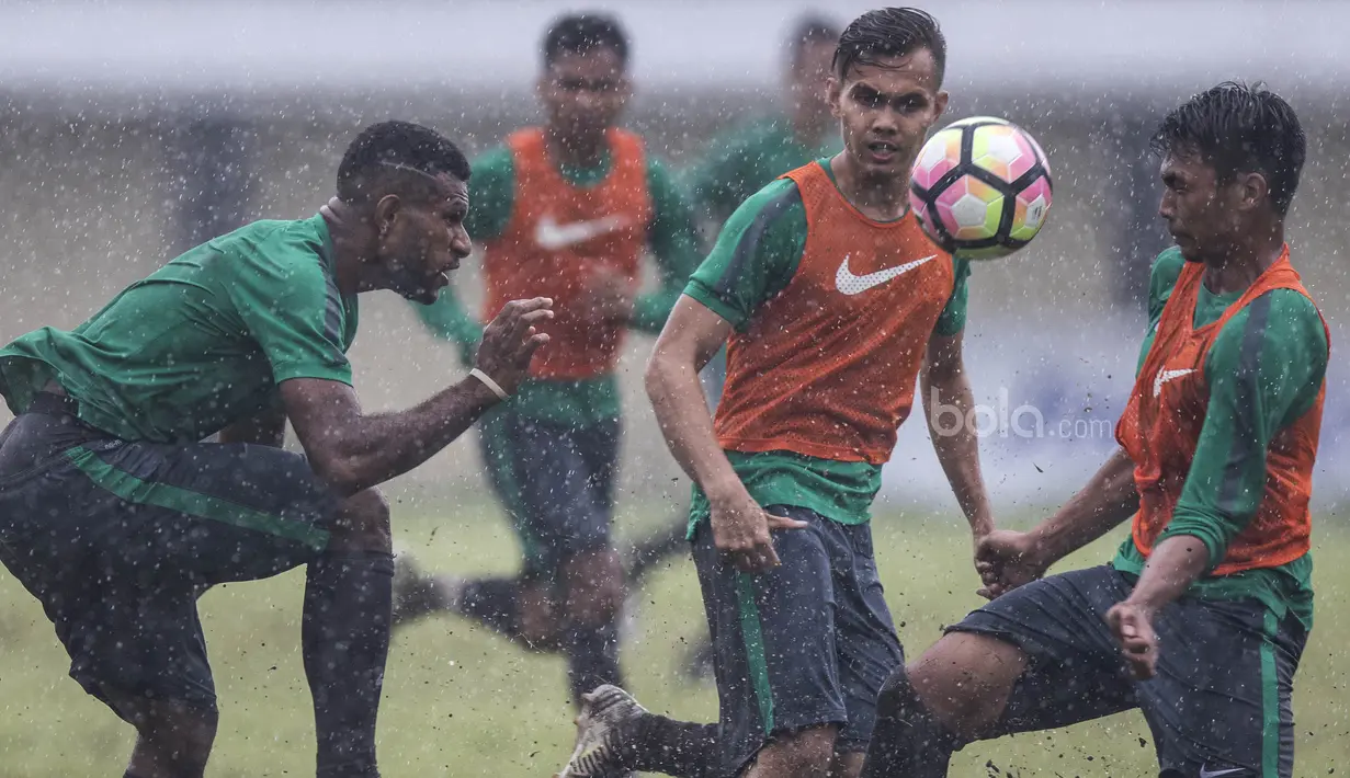 Bek Timnas Indonesia U-22, Bagas Adi Nugroho, berebut bola dengan Marinus Wanewar saat latihan jelang SEA Games 2017 Malaysia di Stadion I Wayan Dipta, Bali, Sabtu (8/7/2017). (Bola.com/Vitalis Yogi Trisna)