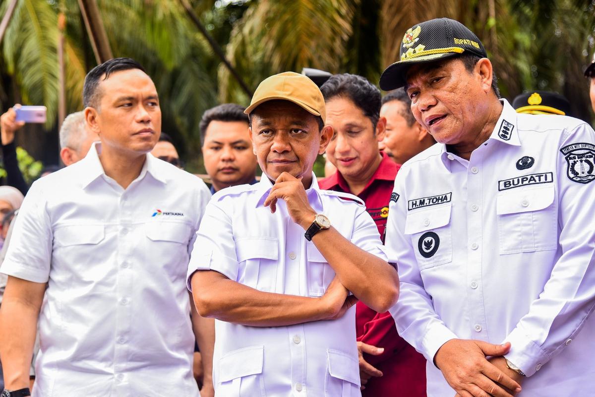 Menteri ESDM Bahlil Lahadalia saat meninjau langsung minyak rakyat di Desa Mekar Sari, Sumatera Selatan