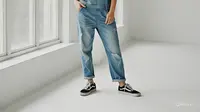 9 Denim Outfit Unisex Trendi di 2025, Tampil Keren dan Edgy