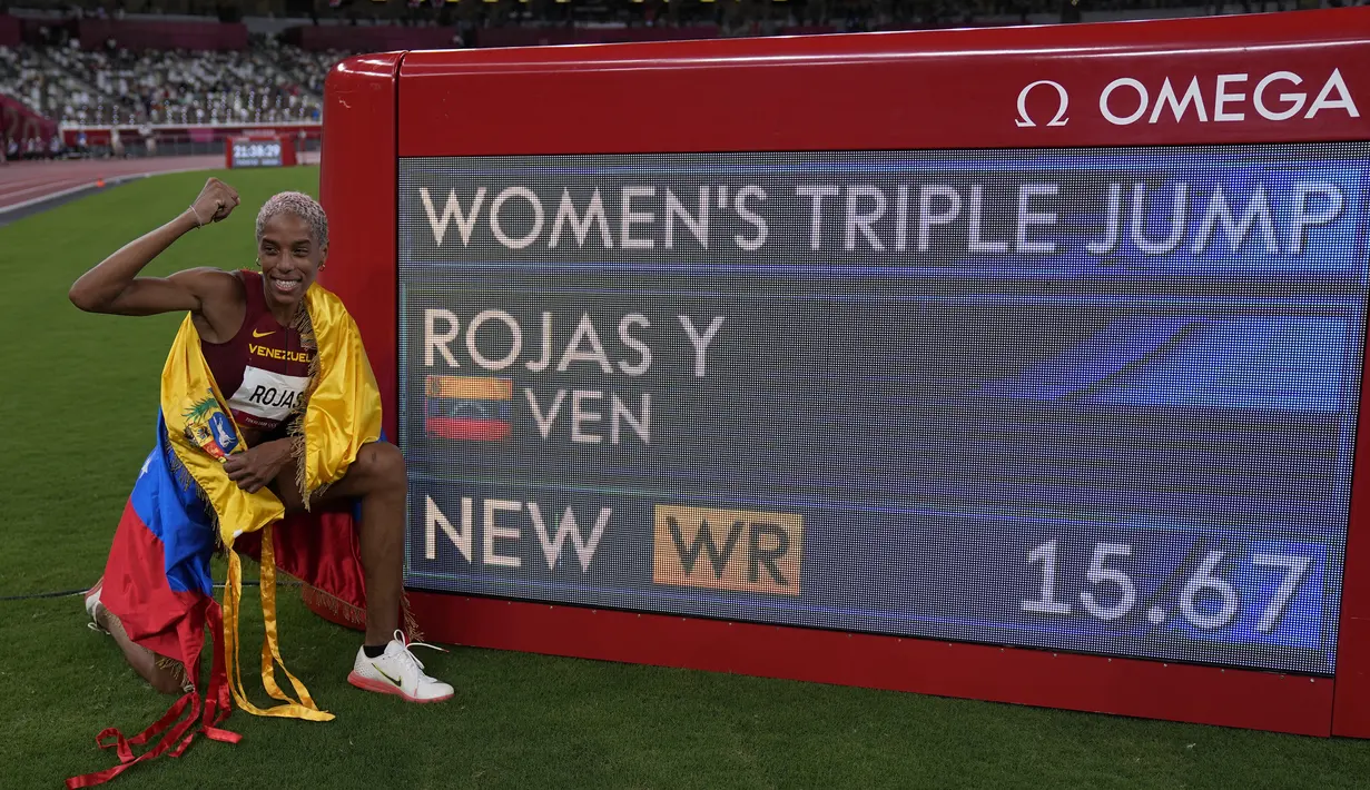 Atlet Venezuela Yulimar Rojas melakukan selebrasi usai memenangkan final lompat jangkit putri di Olimpiade Tokyo 2020 di Tokyo, Jepang, Minggu (1/8/2021). Yulimar Rojas memecahkan rekor dunia lompat jangkit putri yang bertahan selama 26 tahun. (AP Photo/David J. Phillip)
