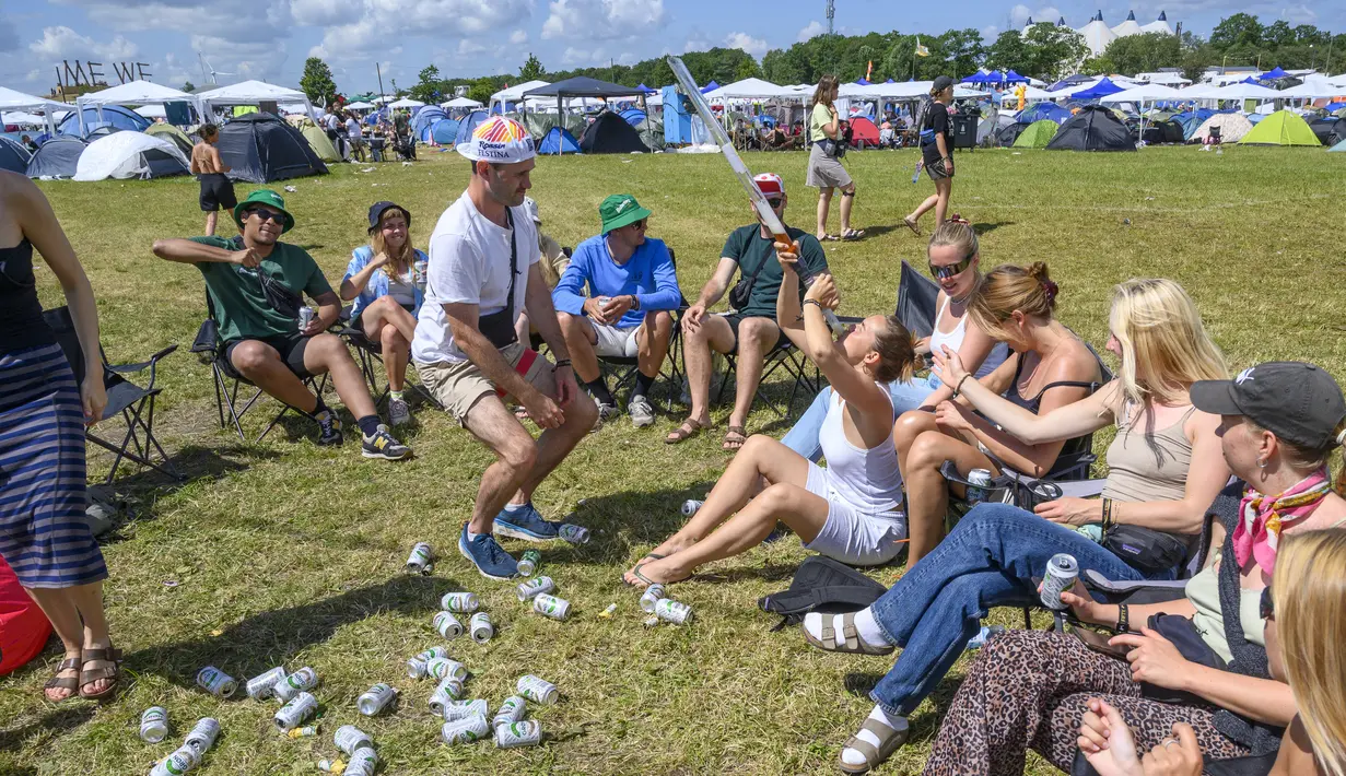 Para penonton berpesta di perkemahan Festival Roskilde, di Roskilde, Denmark, Selasa (28/6/2022). Program musik dimulai pada 29 Juni 2022 dan diputar hingga 2 Juli 2022. (Torben Christensen/Ritzau Scanpix/AFP)