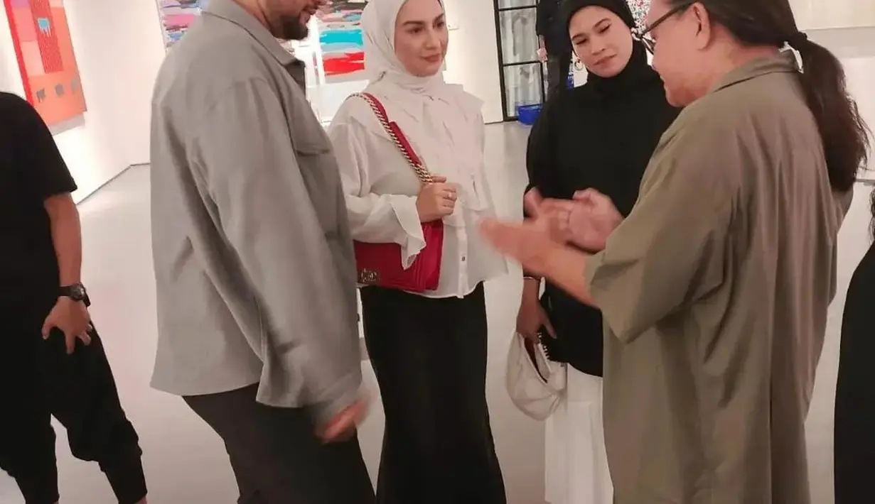 Bintang sinetron 7 Manusia Harimau itu hadir sebagai host dalam acara tersebut. Sedangkan sang istri menemani suaminya yang sedang bekerja. [Instagram/calistamarshanda]