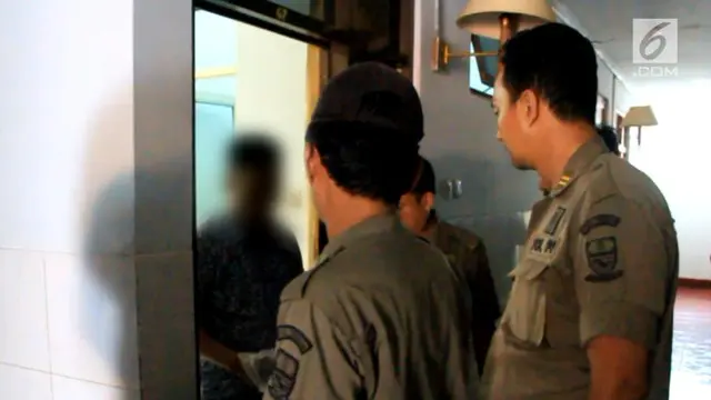 Satpol PP Kota Cirebon lakukan razia di hotel melati. Petugas temukan 5 pasangan mesum, serta satu pasangan yang kabur meninggalkan celana di kasur.