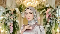 Referensi baju bridesmaid hijab dress satin dengan lengan puff