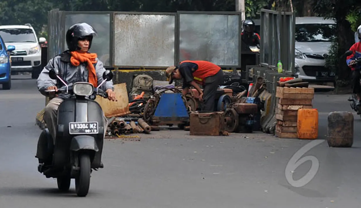 Seorang pengendara sepeda motor melintasi pembangunan proyek Jalan Layang Tendean-Ciledug di Mayestik, Jakarta, Rabu (4/1/2015). Pemprov DKI telah menyiapkan anggaran sebesar Rp 2,5 triliun untuk pembangunan proyek tersebut. (Liputan6.com/Johan Tallo)