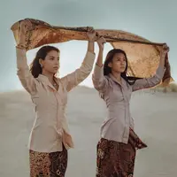 Nadin Kaiser, putri dari Susi Pudjiastuti memiliki pesona yang begitu memikat. Gayanya begitu humble dan kerap tampil berbalut wastra nusantara. [Foto: Instagram/ @nadiepascale]