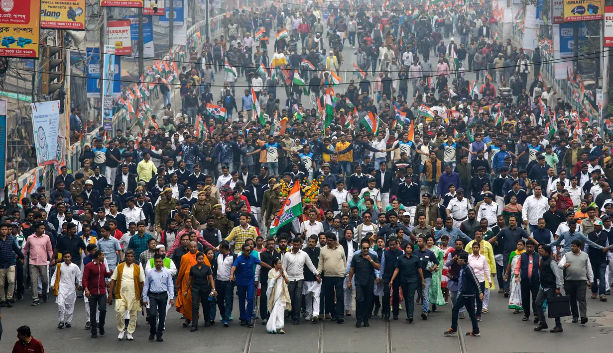 Ketua Menteri Negara Bagian Bengal Barat dan pemimpin partai Trinamool Congress, Mamata Banerjee (tengah) memimpin demonstrasi menentang UU Kewarganegaraan, Kolkata, India, Kamis (26/12/2019). Puluhan ribu demonstran turun ke jalan-jalan menyerukan pencabutan UU Kewarganegaraan. (AP Photo/Bikas Das)