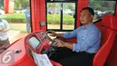 Supir saat mengendarai bus tingkat buatan Jerman saat Hari Ulang Tahun Ke-488 Kota Jakarta, Senin (22/6/2015). Kado tersebut berupa sumbangan satu bus tingkat dari PT Coca-Cola Indonesia. (Liputan6.com/Herman Zakharia)