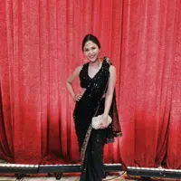 Jessica Mila juga memilih kain sari India dengan nuansa blink-blink yang begitu stylish dan glamor. [Foto: Instagram/ Jessica Mila]