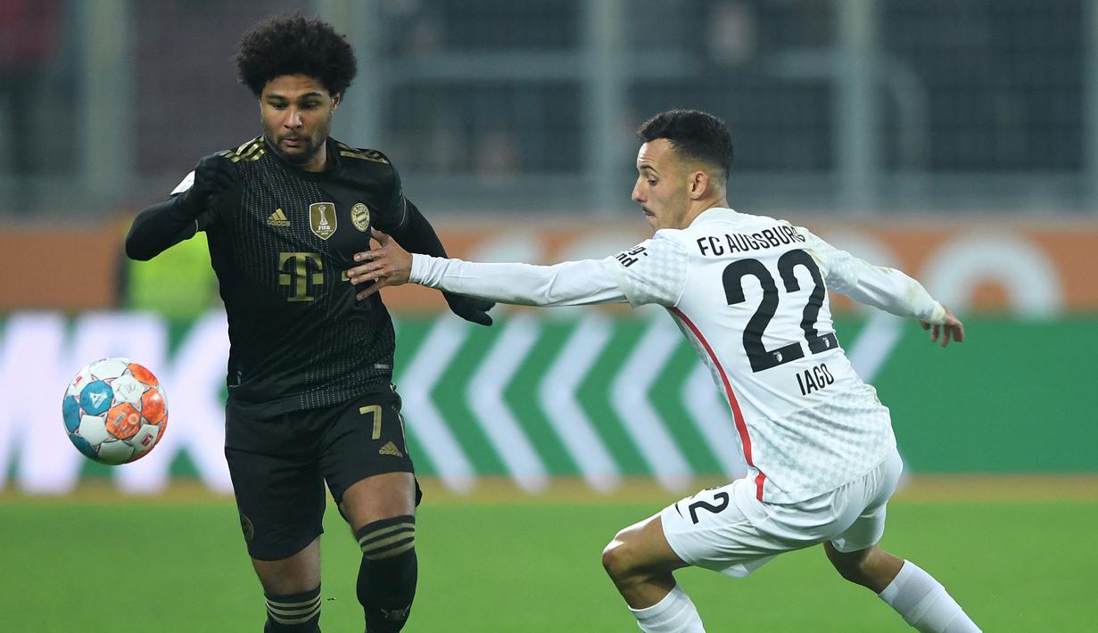 Augsburg. Bayern Munchen menyerah 1-2 saat bertandang ke markas Augsburg di pekan ke-12 Bundesliga 2021/2022, 19 November 2021. Tuan rumah unggul dua gol terlebih dahulu melalui Mads Pedersen dan Andre Hahn yang hanya mampu dibalas satu kali oleh Robert Lewandowski. (AFP/Christof Stache)