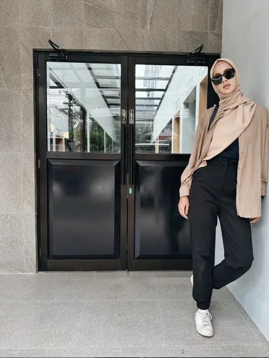 Bernuansa serba nude, Paula terlihat begitu stylish dengan kemeja yang dijadikan outer serta sunglassbyang begitu edgy.  [Foto: Instagram: Paula]
