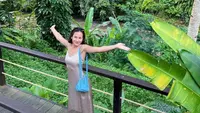 Inilah potret pemain film Tenggelamnya Kapal Van Der Wijck saat berada di tengah wisata belantara hutan. Kendati demikian Pevita Pearce selalu tampil menawan. (Liputan6.com/IG/pevitapearce)