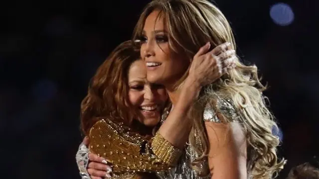 6 Potret Kebersamaan Jennifer Lopez dan Shakira di Atas Panggung, Jadi Sorotan