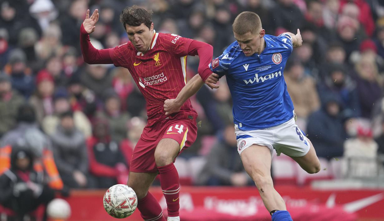 Pemain Liverpool, Federico Chiesa (kiri) berebut bola dengan pemain Accrington Stanley, Ben Woods pada laga lanjutan Piala FA 2024/2025 yang berlangsung di Anfield, Liverpool, Inggris, Sabtu (11/01/2025). (AP Photo/PA/Peter Byrne)
