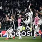 Kiper Juventus Wojciech Szczesny bersama rekan-rekan setimnya merayakan kemenangan atas Atletico Madrid pada leg kedua babak 16 besar Liga Champions di Allianz Stadium, Turin, Selasa (12/3). Ronaldo mencetak hattrick. (Marco BERTORELLO/AFP)