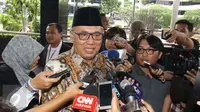 Anggota Majelis Kehormatan MK As'ad Said Ali memberikan keterangan di Gedung KPK, Jakarta, Kamis (2/2). Lima anggota Majelis Kehormatan MK menyambangi KPK untuk penggalian bukti terkait pelanggaran kode etik Patrialis Akbar. (Liputan6.com/Helmi Afandi)
