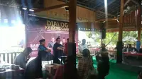 Mantan Ketua DPRD Bojonegoro, Anwar Sholeh ketika blak-blakan menyampaikan pelaporannya. (Liputan6.com/Ahmad Adirin)