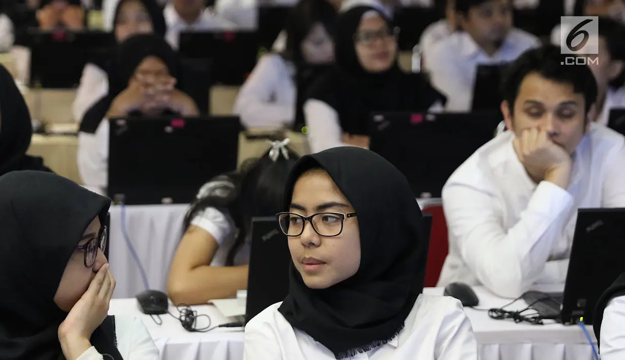 Peserta bersiap mengikuti tes Seleksi Kompetensi Dasar (SKD) calon pegawai negeri sipil (CPNS) di Gedung Wali Kota Jakarta Selatan, Jumat (26/10). Tes SKD CPNS diselenggarakan mulai 26 Oktober hingga 17 November 2018. (Liputan6.com/Immanuel Antonius)