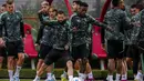 Pemain Real Madrid Vinicius Junior dan Nacho mengikuti sesi latihan jelang berhadapan dengan wakil Asia, Al-Hilal pada final Piala Dunia Antarklub 2022, di Rabat, Maroko, Jumat (10/2/2023). Madrid telah empat kali menjuarainya, yakni pada edisi 2014, 2016, 2017, dan 2018. (AP Photo/Manu Fernandez)