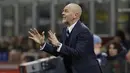 Pelatih Inter Milan, Stefano Pioli memberikan arahan kepada anak asuhnya saat melawan Chievo pada lanjutan Serie A di San Siro stadium, Milan, (14/1/2017). Inter menang 3-1. (AP/Luca Bruno)