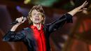 Vokalis Rolling Stone, Mick Jagger dan Marianne Faithful melihat benda yang tampak seperti kapal terbang yang berpendar dikelilingi cahaya yang tidak nampak seperti pesawat pada umumnya saat mereka sedang berkemah di Glastonbury tahun 1968. (AFP Photo)