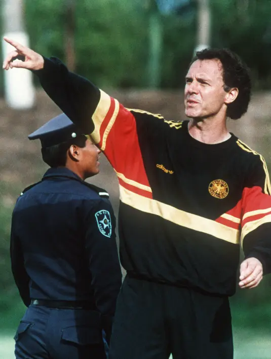 Sebagai pelatih, Beckenbauer berhasil mempersembahkan trofi Piala Dunia untuk negaranya. (STAFF / AFP, File)