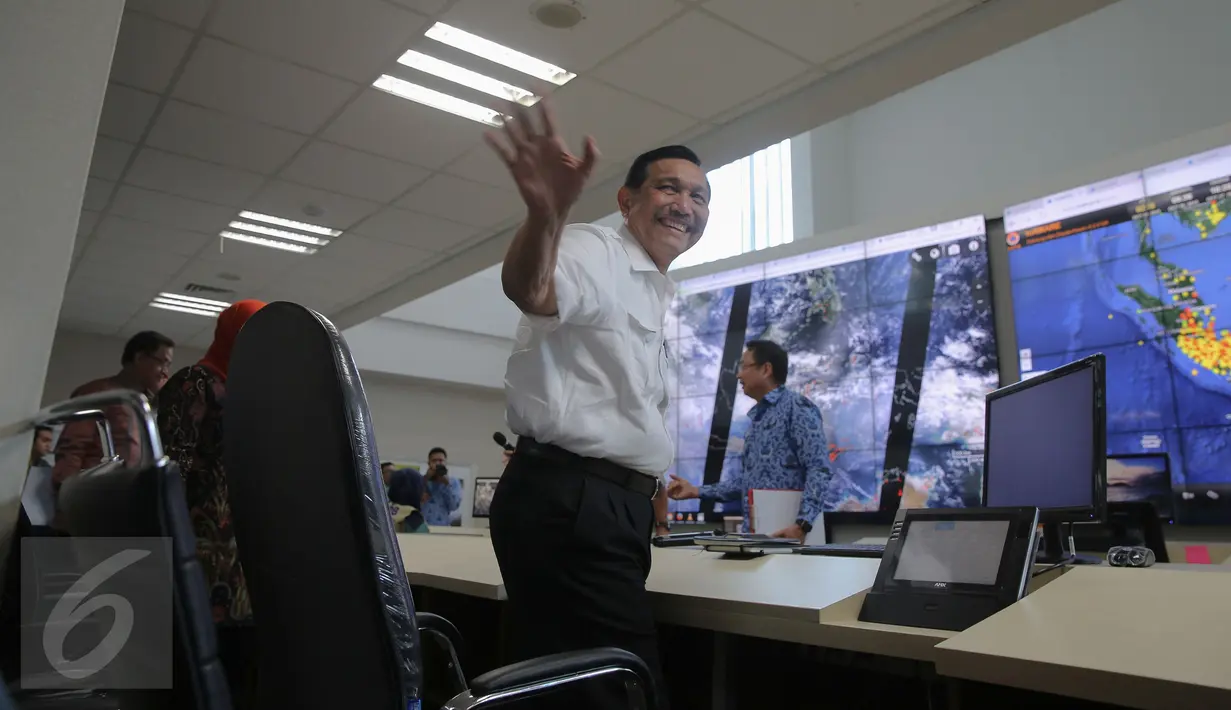 Menkopolkuham Luhut Panjaitan saat memimpin video conference dengan pejabat Riau dan Palembang terkait penanganan bencana asap di Graha BNPB, Jakarta, Rabu (28/10). Turut hadir Mendagri Tjahjo Kumolo dan Mensos Khofifah. (Liputan6.com/Faizal Fanani)