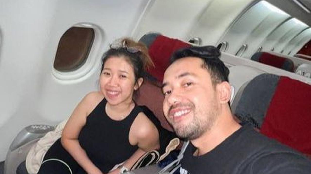 Pamer Ciuman di Pesawat, 8 Foto Kiky Saputri dan Suami Bulan Madu ke Hongkong