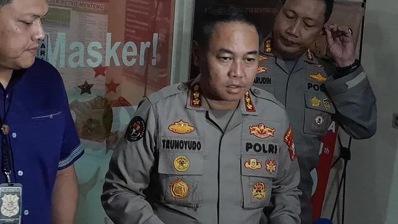 B terus menerus tanpa ampun menjambaknya. Di luar gerbang rumah tersebut, terlihat beberapa tetangga memperhatikan dan berusaha melerai dengan cara meneriakan keduanya.