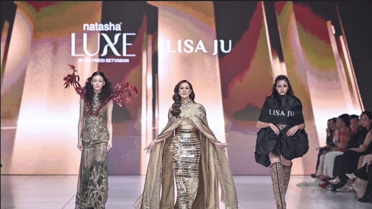 Catatan Jakarta Fashion Week 2026, Astrid Tiar Tampil Menyala Bergaun Nuansa Emas Karya Lisa Ju