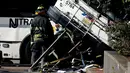 Dua bus New Jersey Transit terlibat dalam tabrakan maut yang menewaskan seorang pengemudi di Newark, New Jersey (19/08) waktu setempat. Tabrakan bus dengan No. 5612 dan 5784 mengakibatkan beberapa jalur bus mengalami penundaan. (REUTERS/Eduardo Munoz)