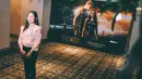 Seorang pengunjung berpose di dekat poster fIlm Jupiter Ascending saat Premier Film Jupiter Ascending di Plaza Indonesia XXI, Jakarta, Selasa (3/2/2015). (Liputan6.com/Faizal Fanani)