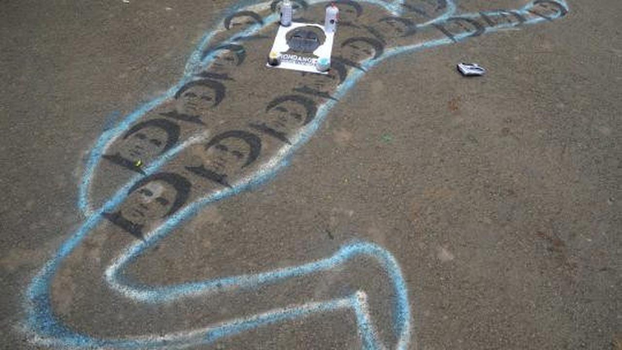 Aksi tabur bunga di Istana Merdeka untuk Sondang