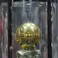 Tropi FIFA Ballon d'Or ikut dipajang di Museum CR7 di Funchal, Madeira, Portugal (23/7). Museum tersebut berisi perjalanan karier Ronaldo selama bertahun-tahun menggeluti dunia lapangan hijau. (AFP PHOTO/Helder Santos)