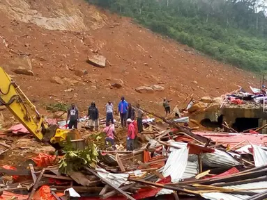 Petugas dibantu warga melakukan pencarian korban usai tanah longsor di Regent, Freetown, Sierra Leone, (14/8). Sedikitnya 312 orang tewas dan lebih dari 2.000 orang kehilangan tempat tinggal mereka. (Society 4 Climate Change Communication via AP)