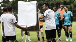Pelatih Persita Tangerang, Widodo C Putro, memberikan instruksi saat latihan di Lapangan SPH Karawaci, Tangerang, Rabu (29/1). Latihan ini merupakan persiapan jelang Liga 1 Indonesia 2020. (Bola.com/Vitalis Yogi Trisna)