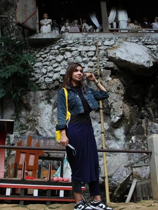Dalam kunjungannya ke Londa (kuburan goa), Toraja, Najwa Shihab tampil stylish dengan padu padan cropped denim jacket dan skirt. (Instagram/najwashihab).