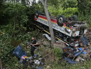 Sebuah bus terlihat setelah jatuh di jalan raya Pan-Amerika di Condega, Nikaragua (28/7/2022). Polisi melaporkan pada Kamis (28/7) Kecelakaan lalu lintas yang terjadi di jalan raya di Nikaragua utara menyebabkan 16 orang tewas, termasuk 13 orang Venezuela, mungkin migran, selain 47 terluka. (AFP Photo/ Oswaldo Rivas)