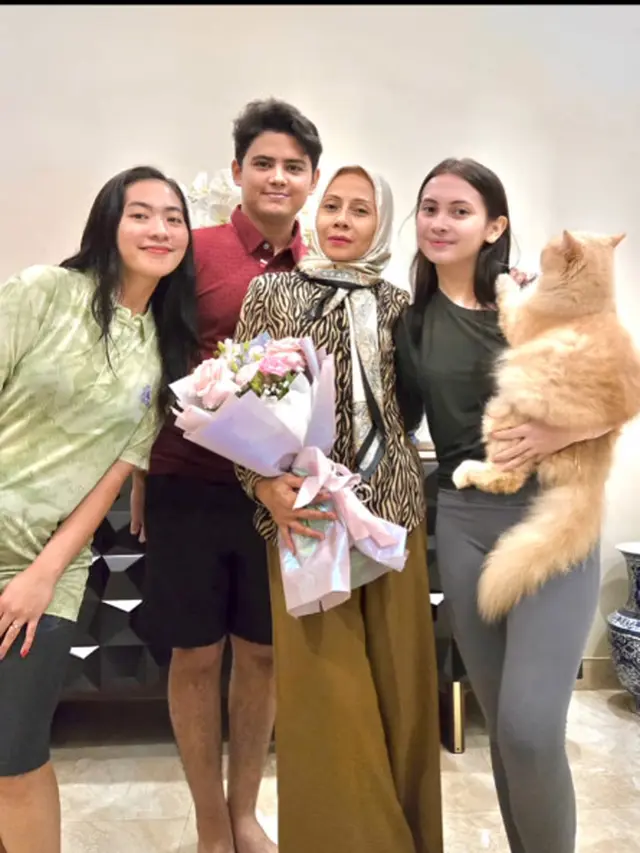 Berseteru dengan Sandrinna, Ini 6 Potret Purwanti Dapat Kejutan dari Richelle di Hari Ibu