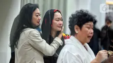 Penyanyi dangdut, Inul Daratista (tengah) dipeluk Asri Welas saat melayat di rumah duka pesohor legendaris Titiek Puspa di kawasan Pancoran, Jakarta Selatan, Kamis (10/4/2025) malam. (Liputan6.com/Angga Yuniar)